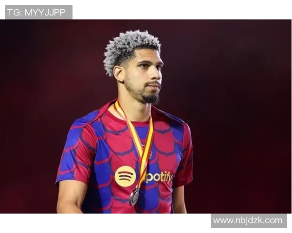 世体:巴萨不急于让阿劳霍复出,球员每日向巴萨报告恢复状况